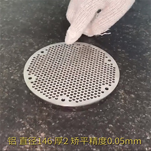 小型矯平機(jī)，小型沖孔網(wǎng)板整平機(jī)，微沖孔校平機(jī)
